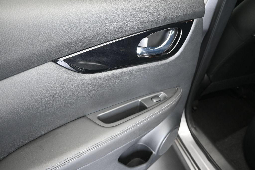 Used 2022 Nissan Rogue Sport SV FWD image 15