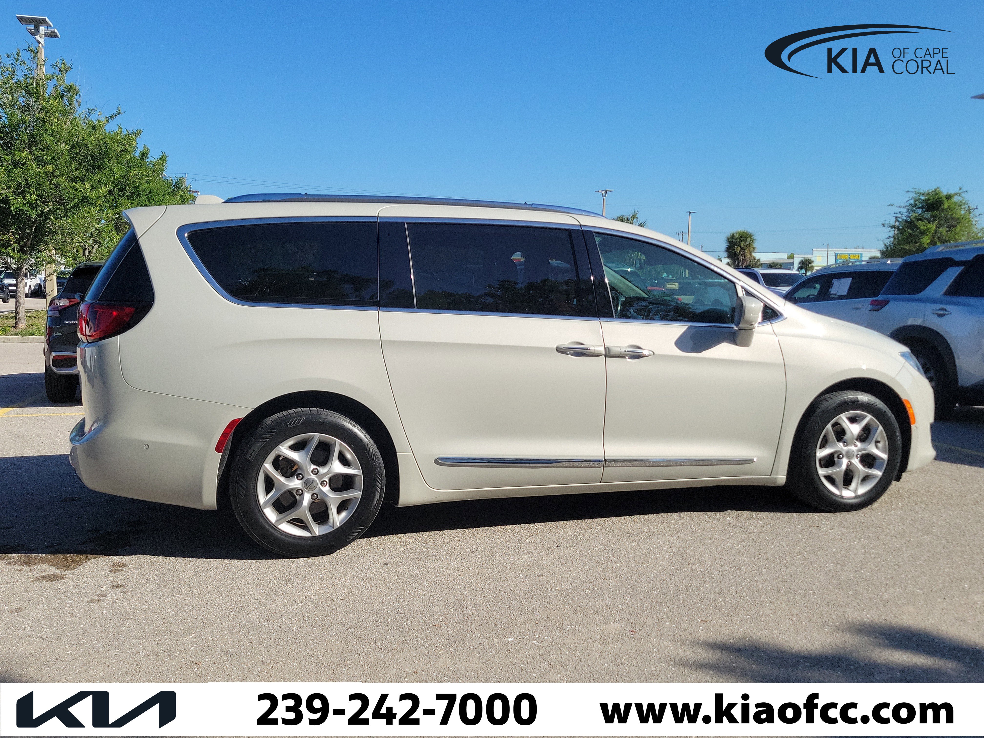 Used 2020 Chrysler Pacifica Touring-L image 5