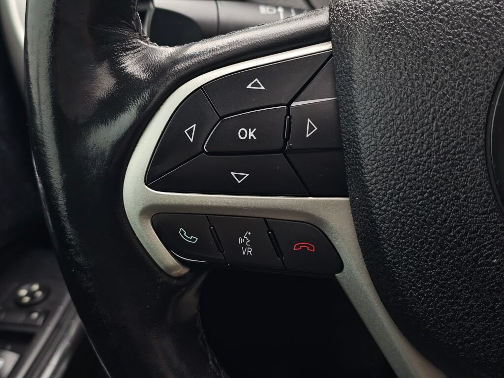 Used 2016 Jeep Cherokee Trailhawk w/ Leather Interior Group AWD/4WD image 26