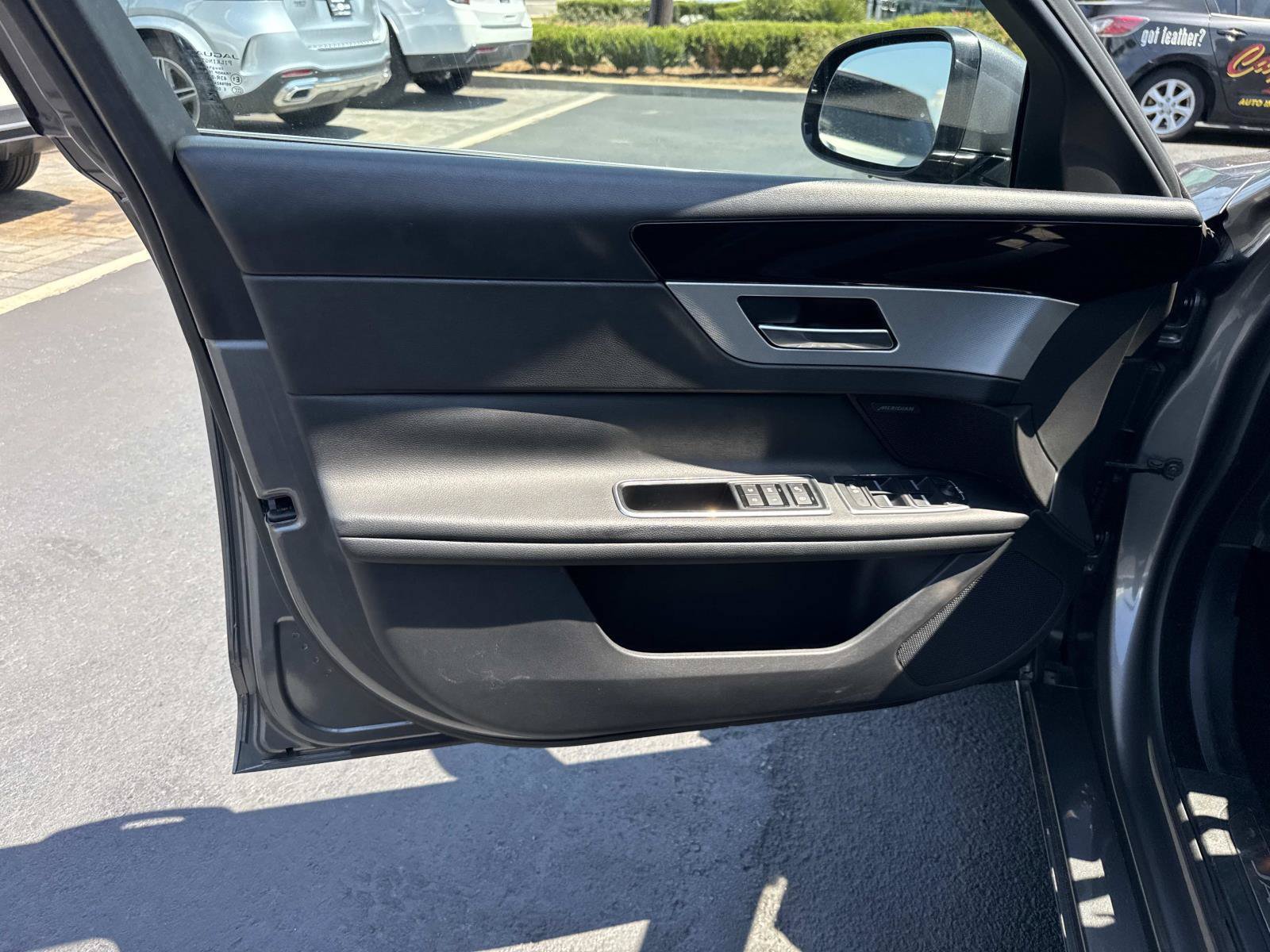 Used 2017 Jaguar XF Premium RWD image 19