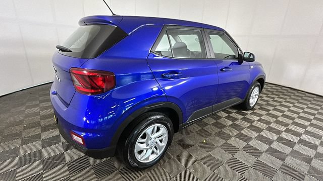 Certified 2025 Hyundai Venue SE FWD image 2