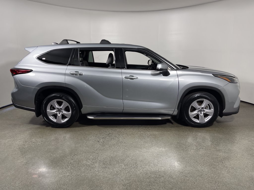 Used 2022 Toyota Highlander LE AWD/4WD image 2