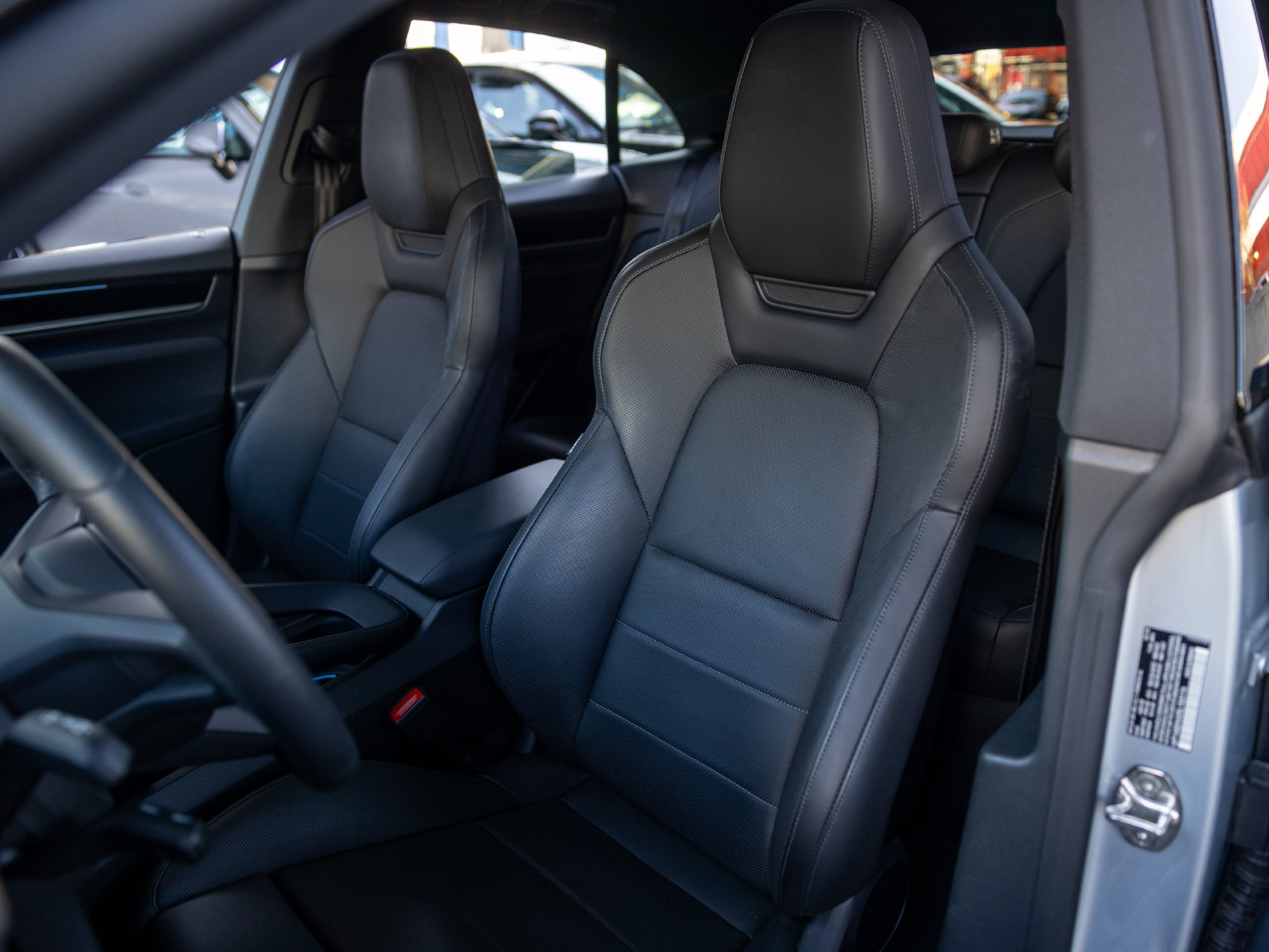 Certified 2025 Porsche Macan 4S Electric AWD/4WD image 5