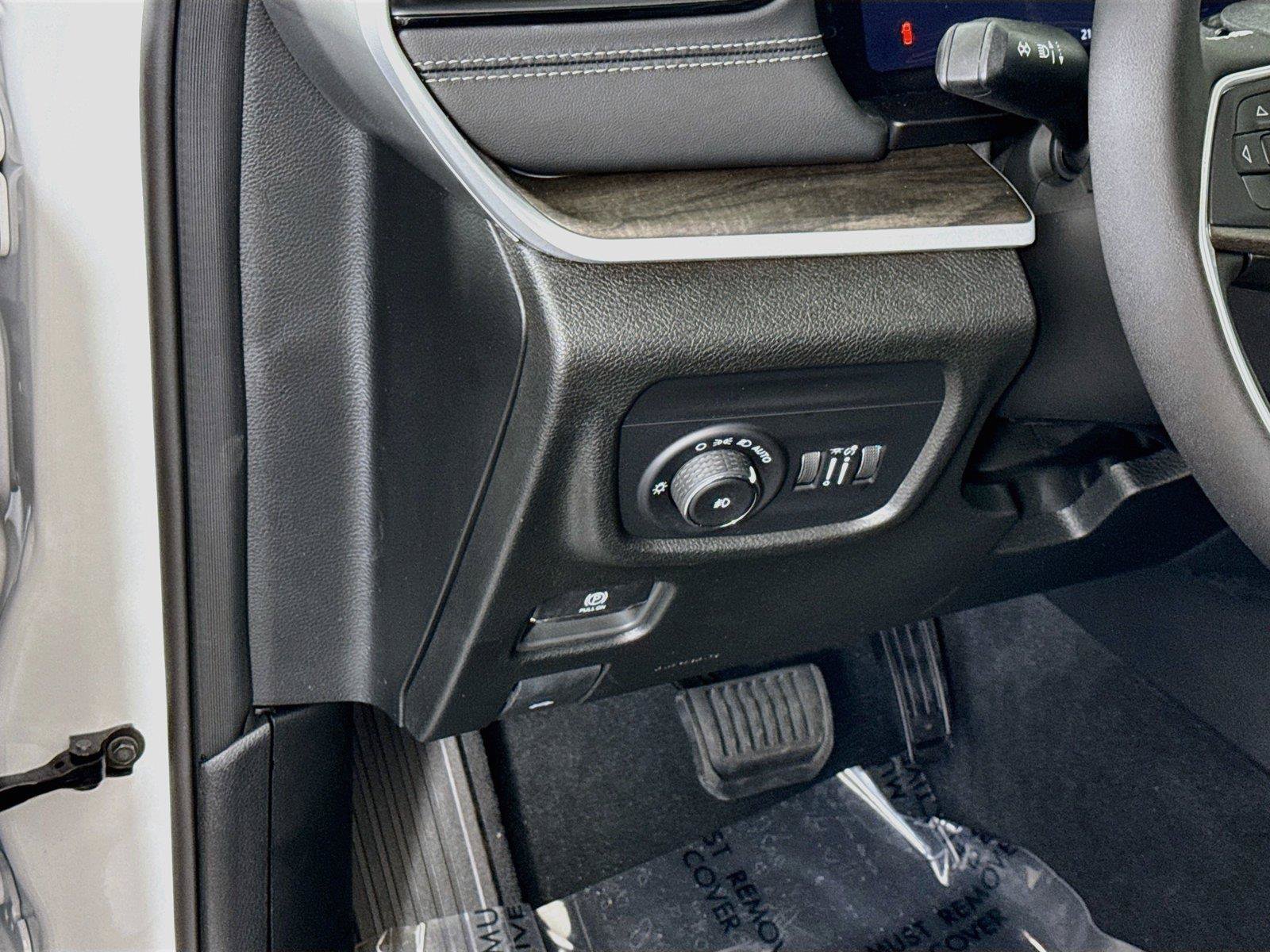 New 2027 Jeep Grand Cherokee Limited AWD/4WD image 4