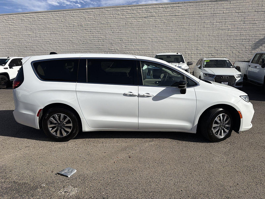 Used 2024 Chrysler Pacifica Limited FWD image 4