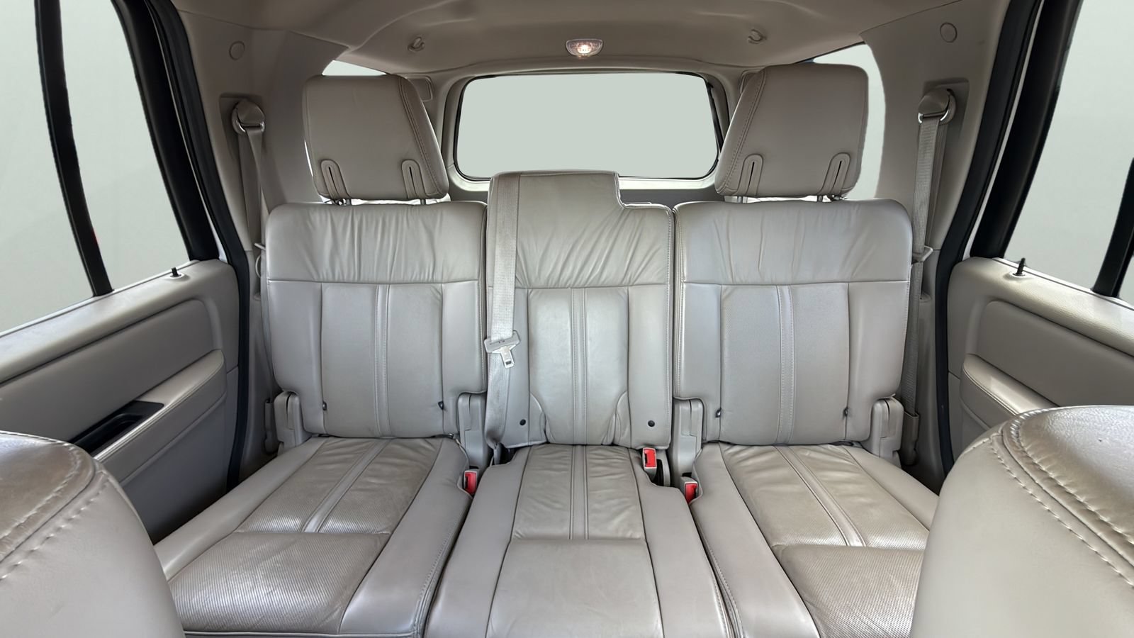 Used 2017 Lincoln Navigator Select RWD image 18