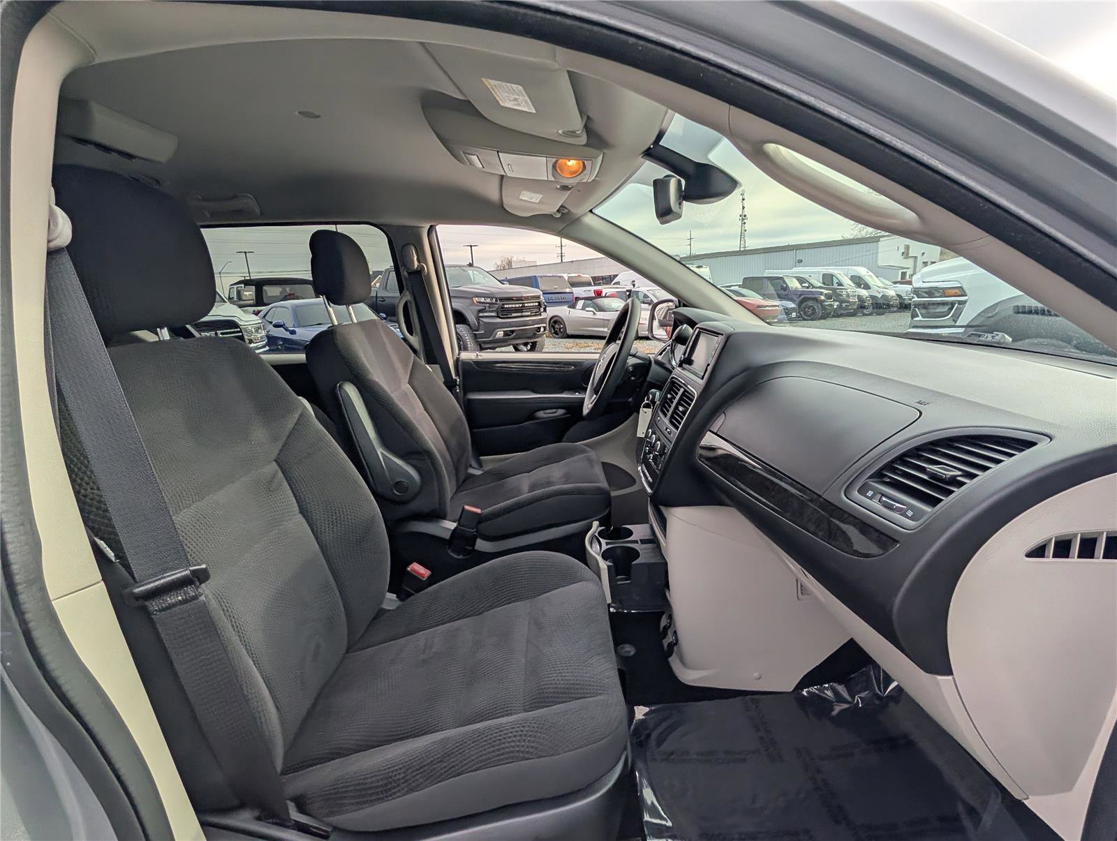 Used 2018 Dodge Grand Caravan SE w/ UConnect Hands-Free Group image 8