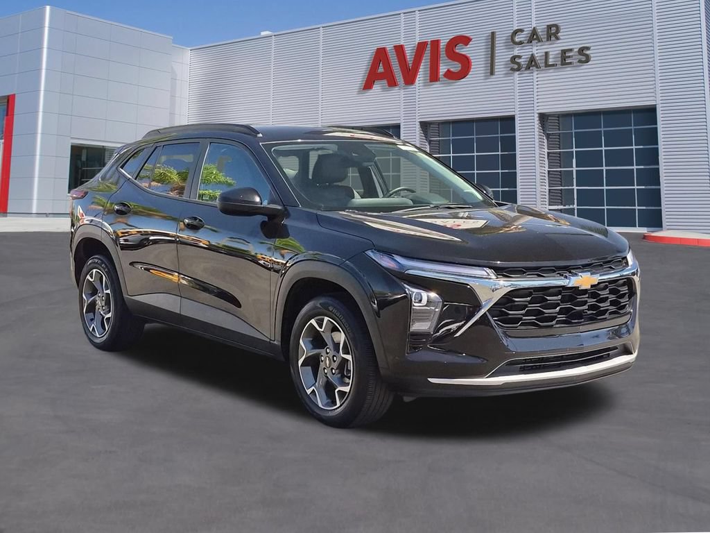 Used 2025 Chevrolet Trax LT w/ LT Convenience Package FWD image 3