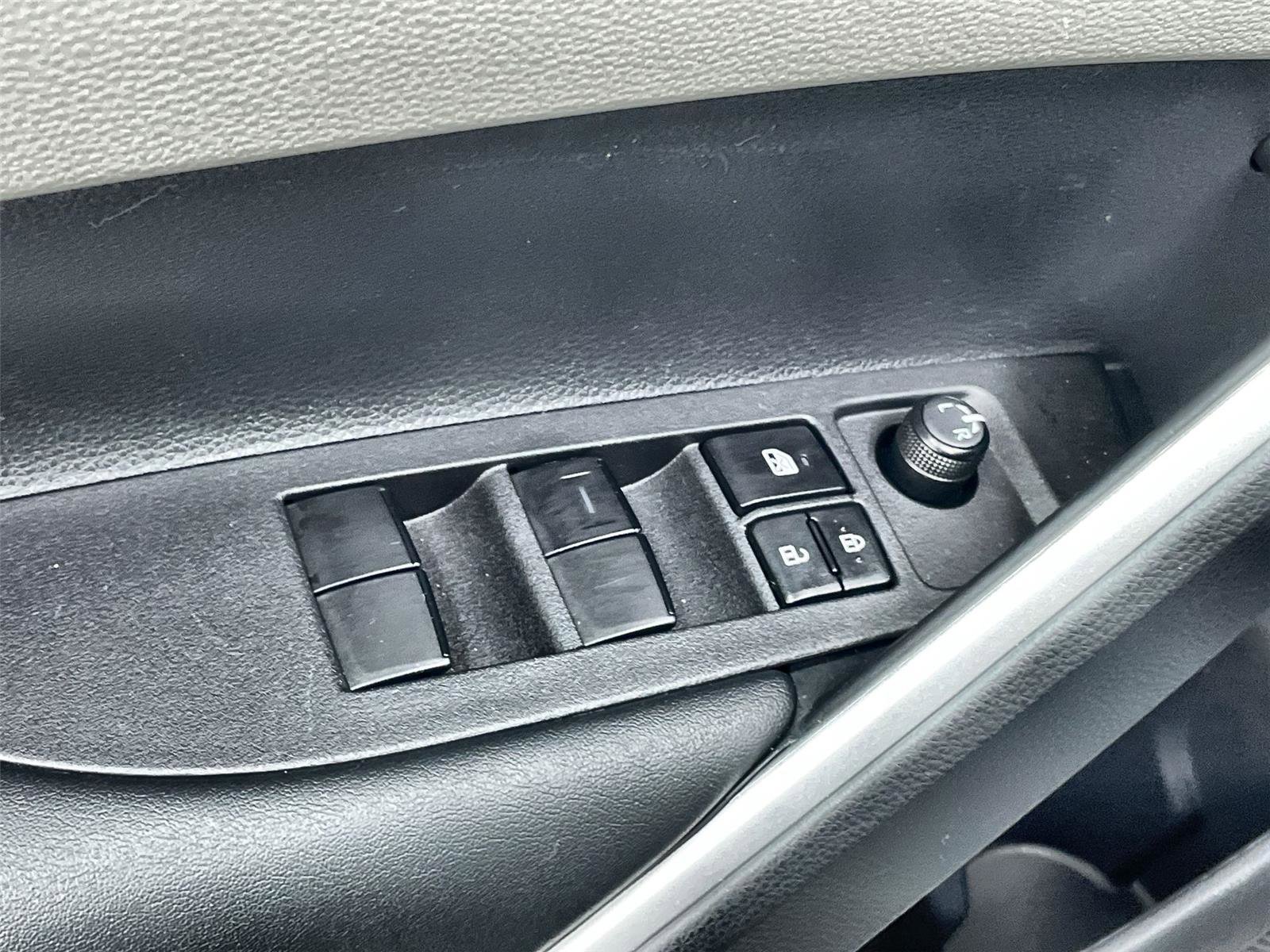 Used 2025 Toyota Corolla Cross L image 12