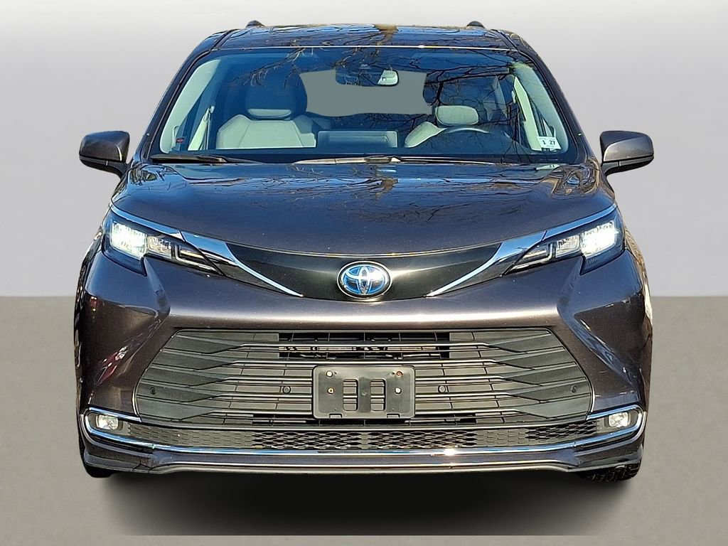 Used 2022 Toyota Sienna XLE image 2