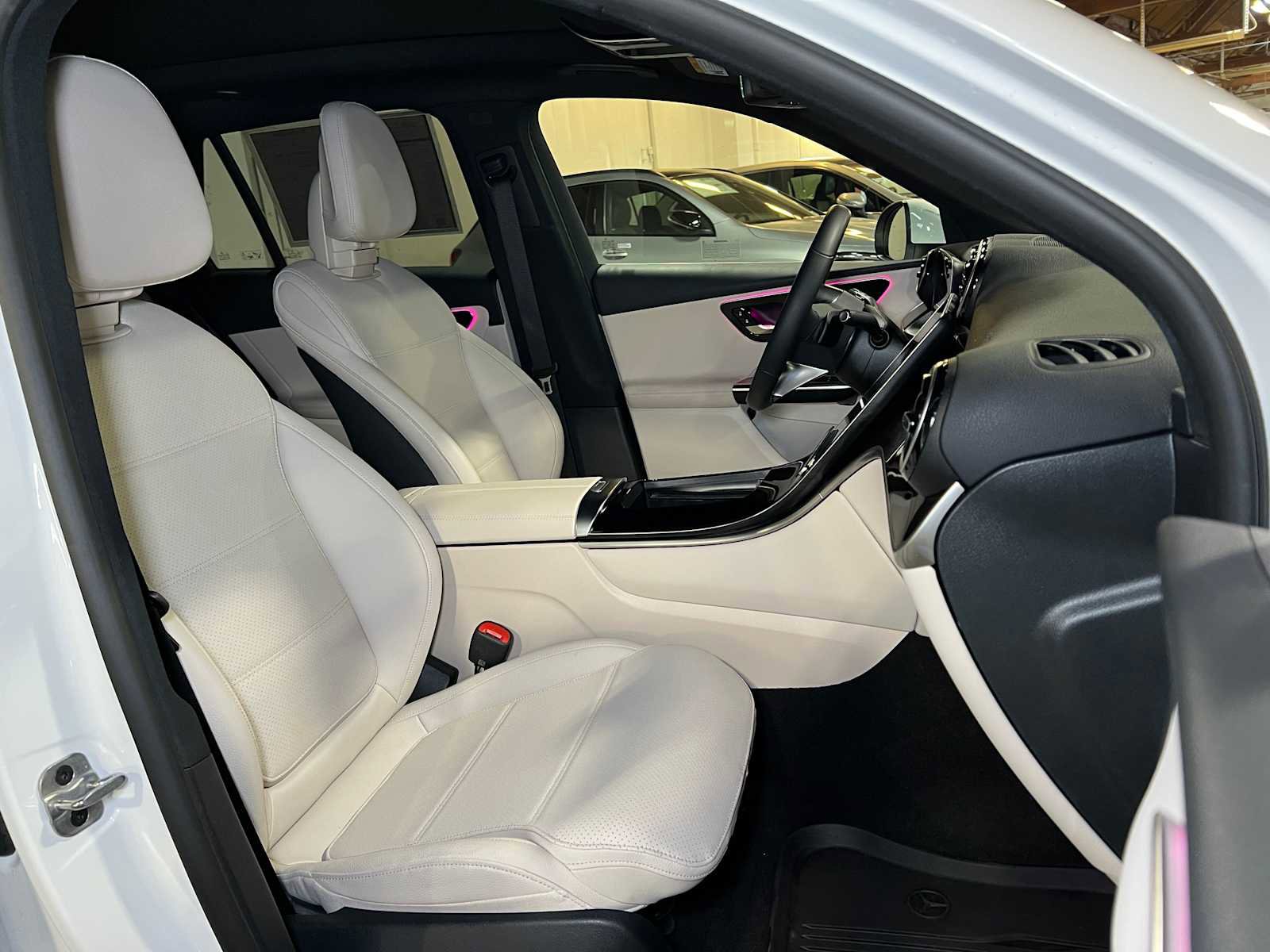 Used 2025 Mercedes-Benz GLC 300 4MATIC image 12