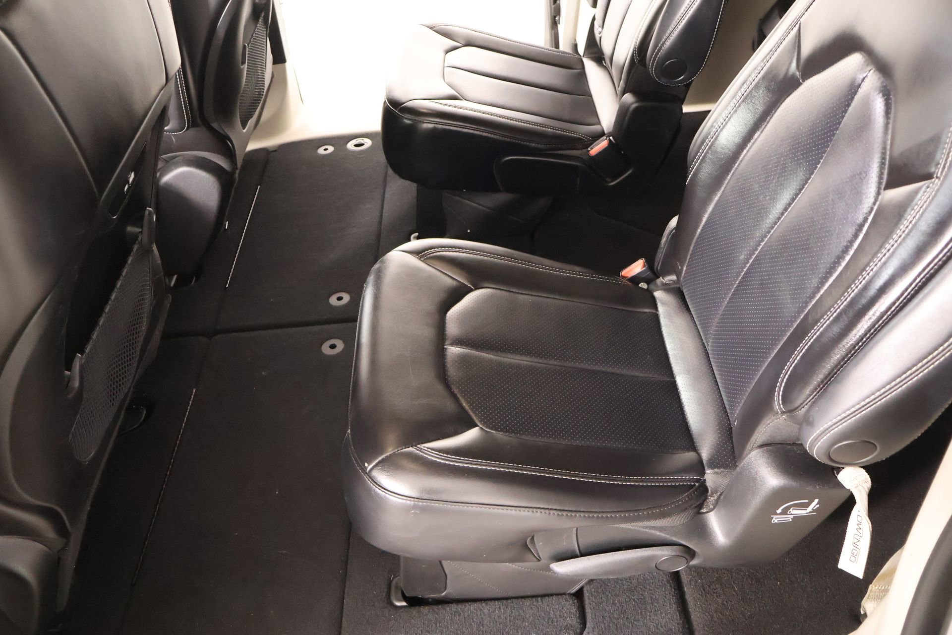 Used 2023 Chrysler Pacifica Touring-L image 11