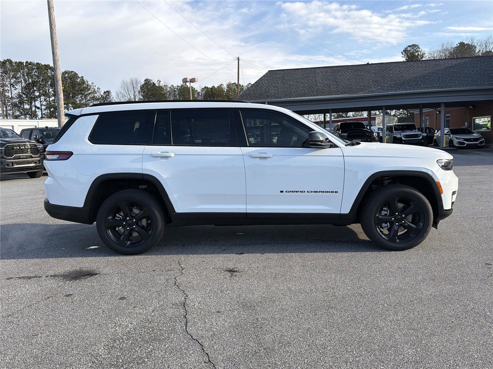 New 2025 Jeep Grand Cherokee L Limited w/ Black Appearance Package AWD/4WD image 4
