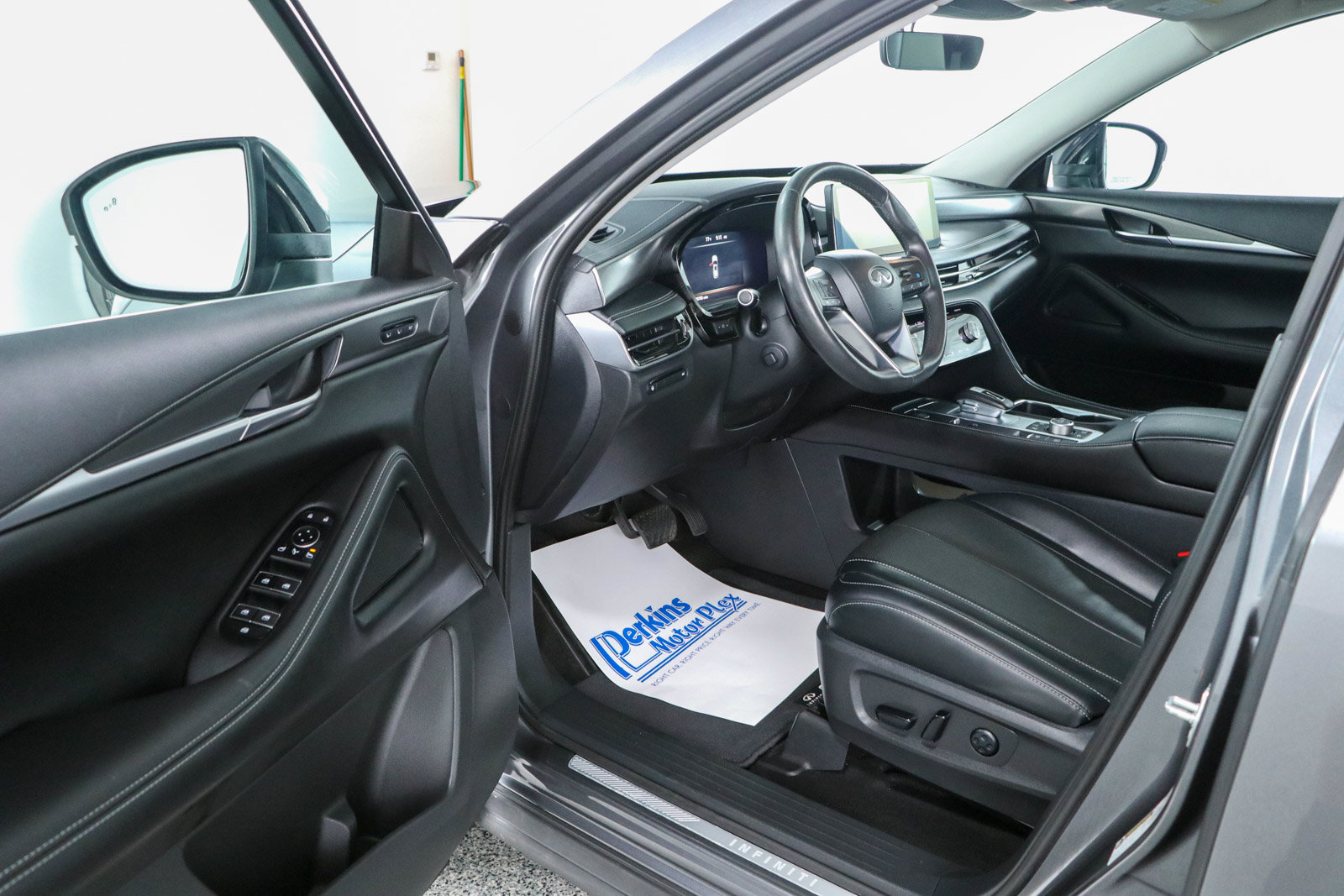 Used 2023 INFINITI QX60 Luxe w/ Cargo Package AWD/4WD image 3