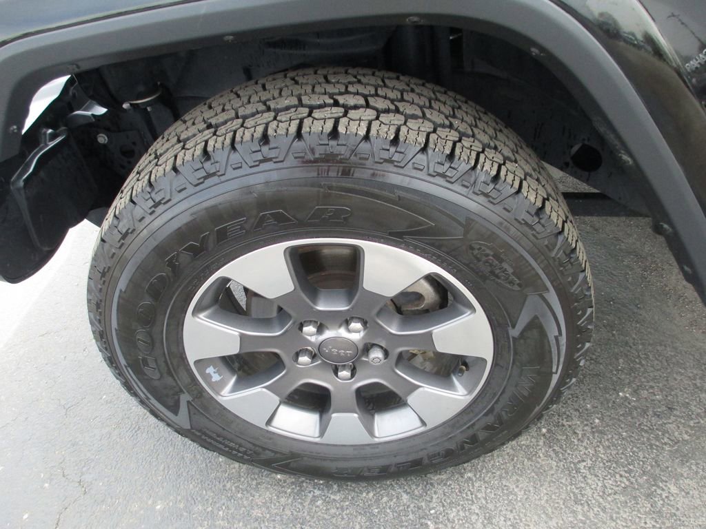 Used 2018 Jeep Wrangler Unlimited Sahara w/ Cold Weather Group image 13