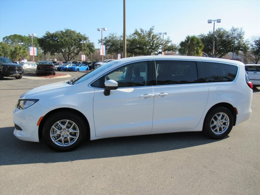 Used 2022 Chrysler Voyager LX image 4