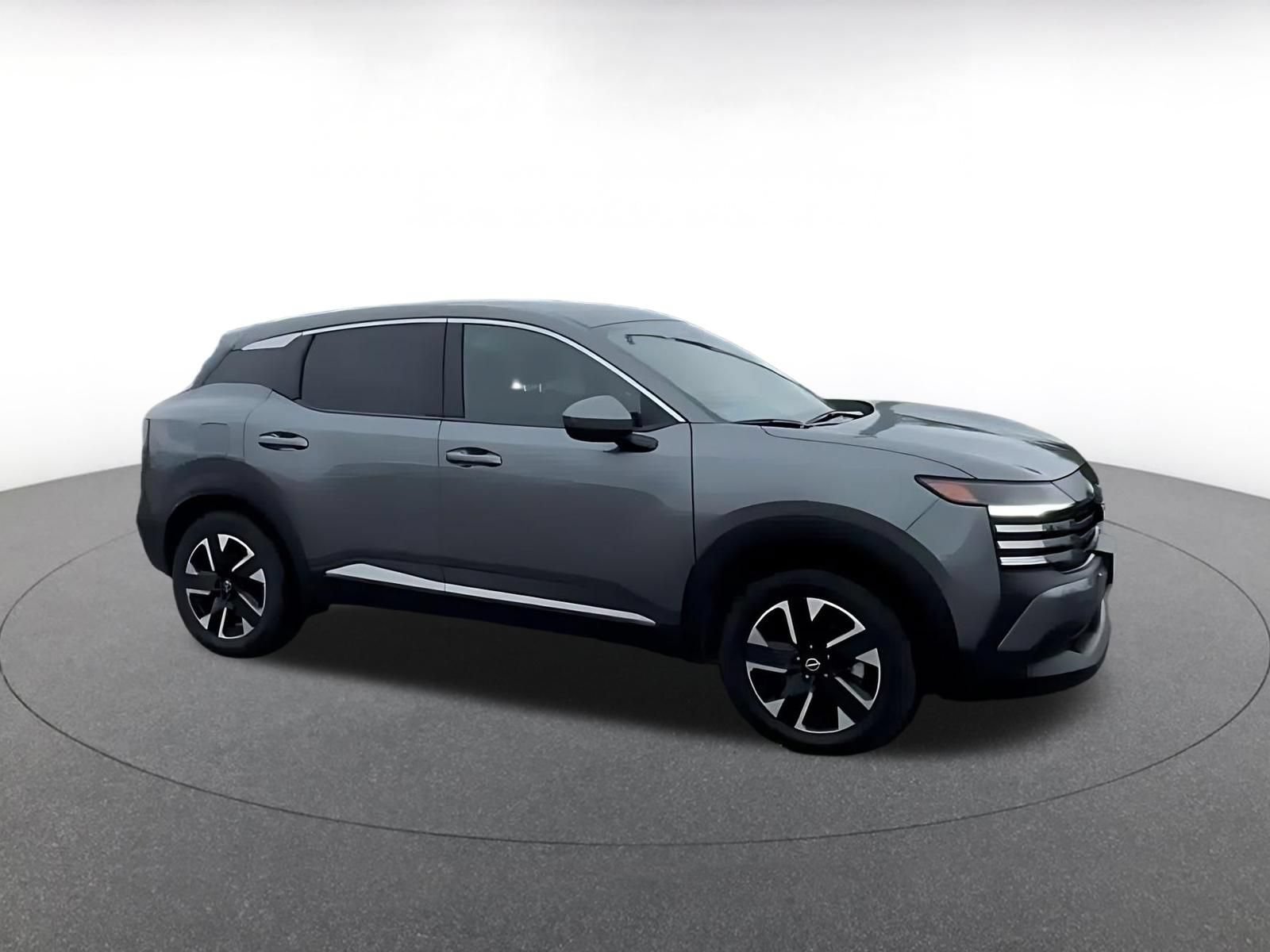 Used 2025 Nissan Kicks SV AWD/4WD image 2