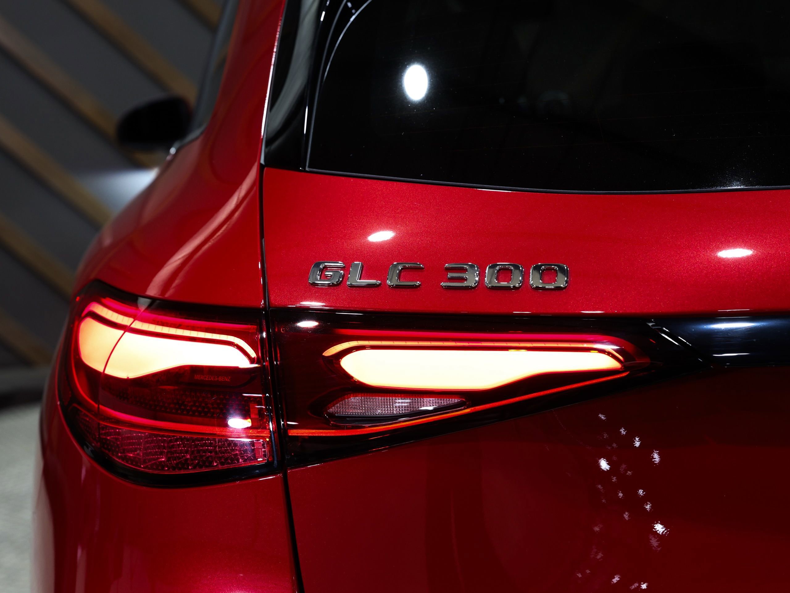 Used 2025 Mercedes-Benz GLC 300 4MATIC image 32