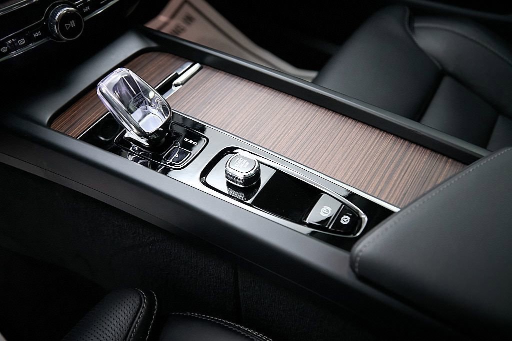 Certified 2024 Volvo XC60 T8 Ultimate w/ Protection Package Premier image 20