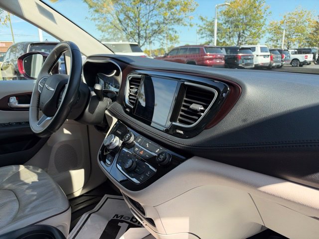 Used 2017 Chrysler Pacifica Limited w/ Tire & Wheel Group FWD image 39
