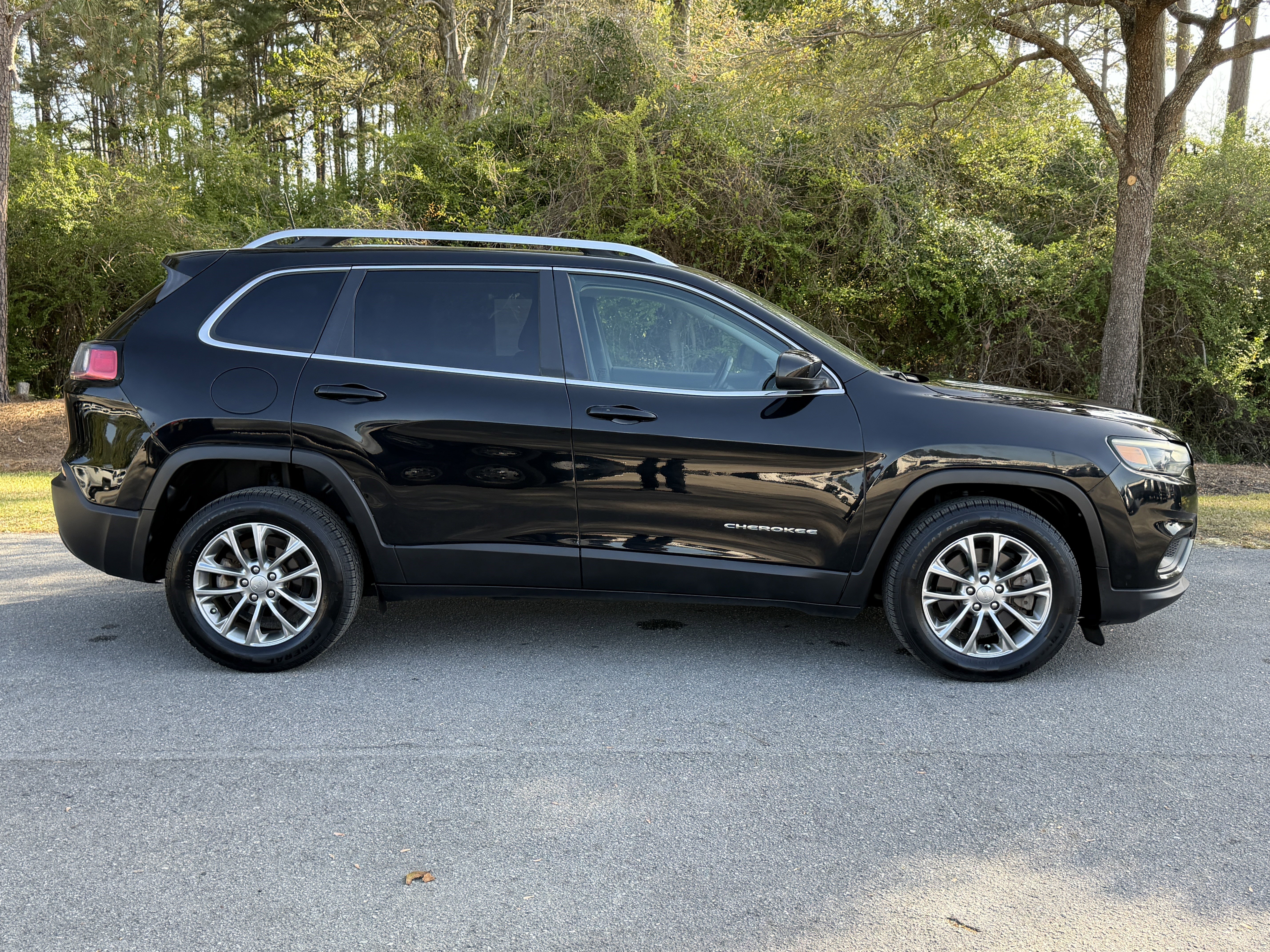 Used 2019 Jeep Cherokee Latitude Plus image 2