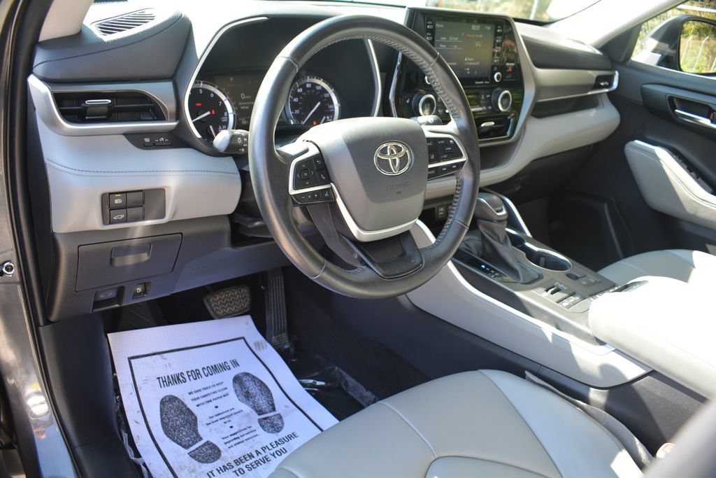 Used 2022 Toyota Highlander XLE AWD/4WD image 11