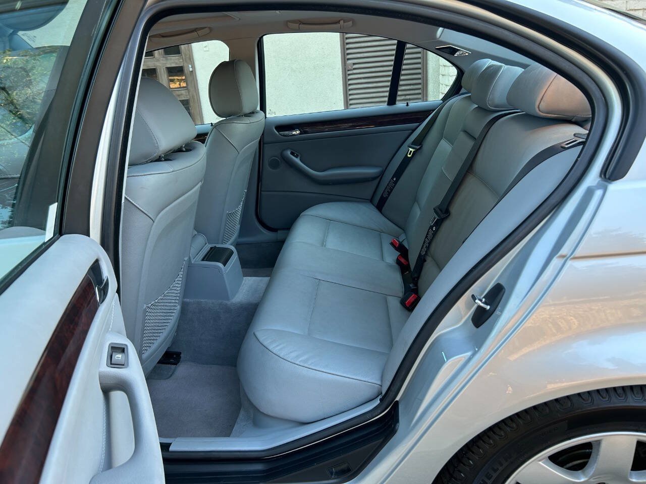 Used 2005 BMW 325i Sedan RWD image 25