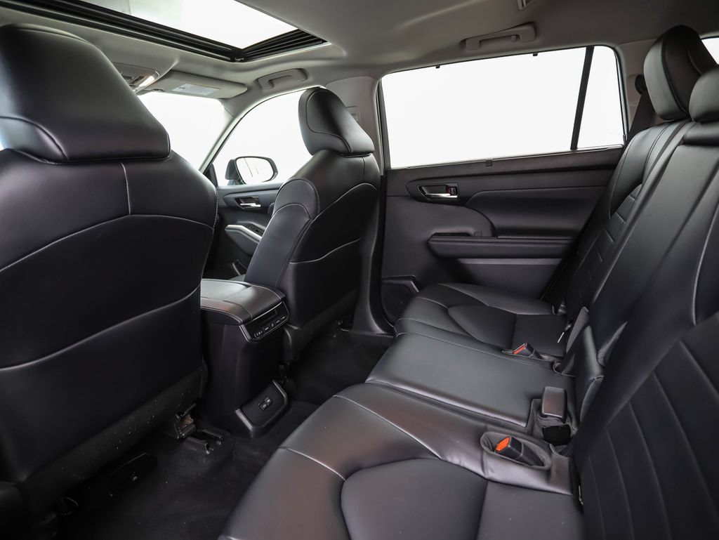 Used 2022 Toyota Highlander XLE AWD/4WD image 19
