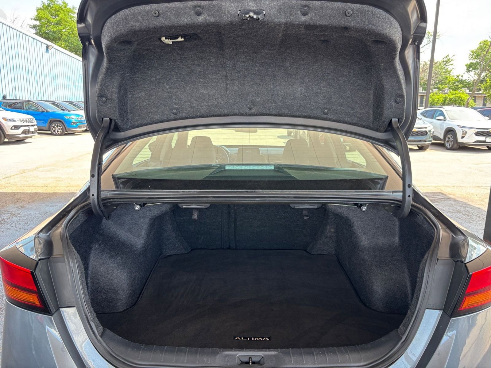 Used 2025 Nissan Altima 2.5 SV FWD image 32