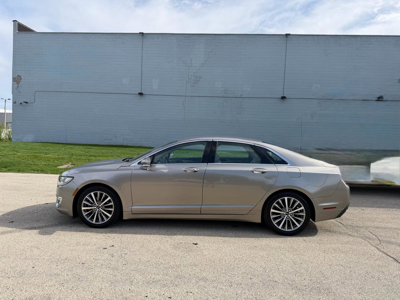 Used 2020 Lincoln MKZ FWD image 4