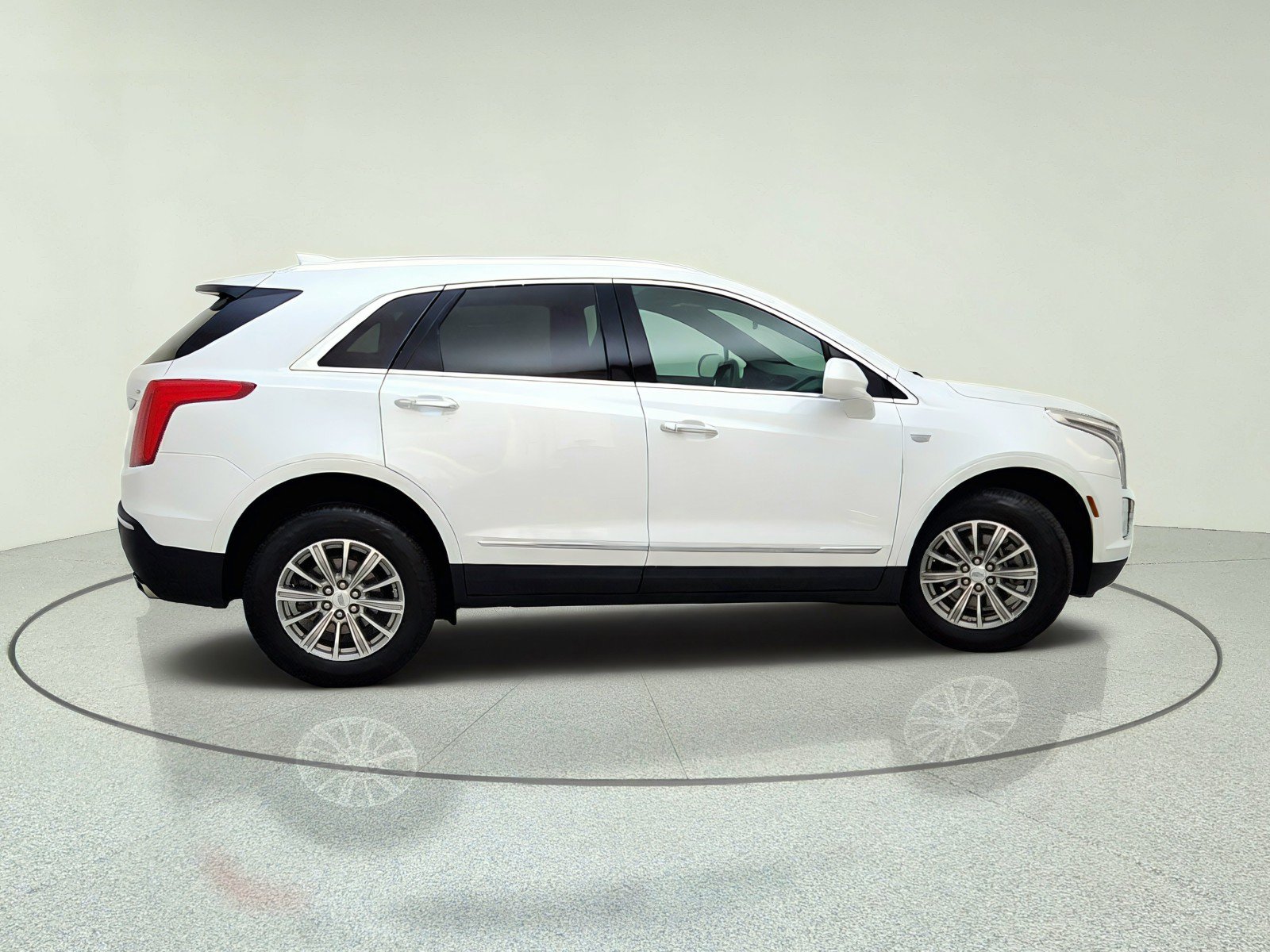 Used 2017 Cadillac XT5 Luxury w/ Driver Awareness Package FWD image 7