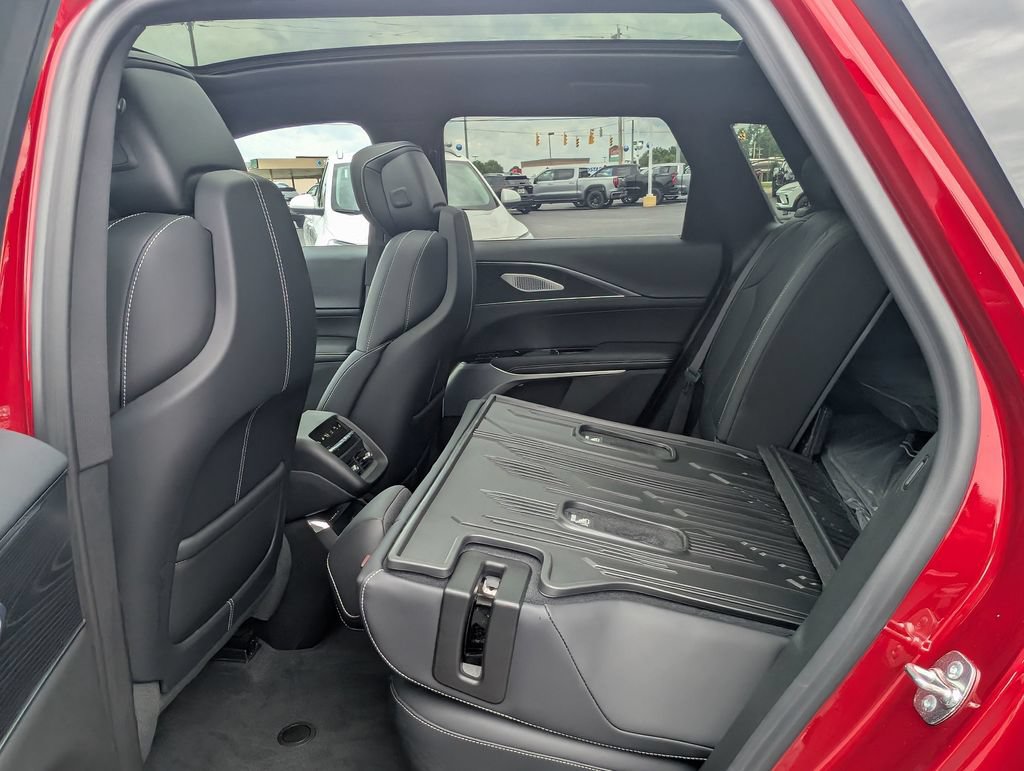 Used 2025 Cadillac Lyriq Luxury w/ LPO, Floor Liner Package AWD/4WD image 9