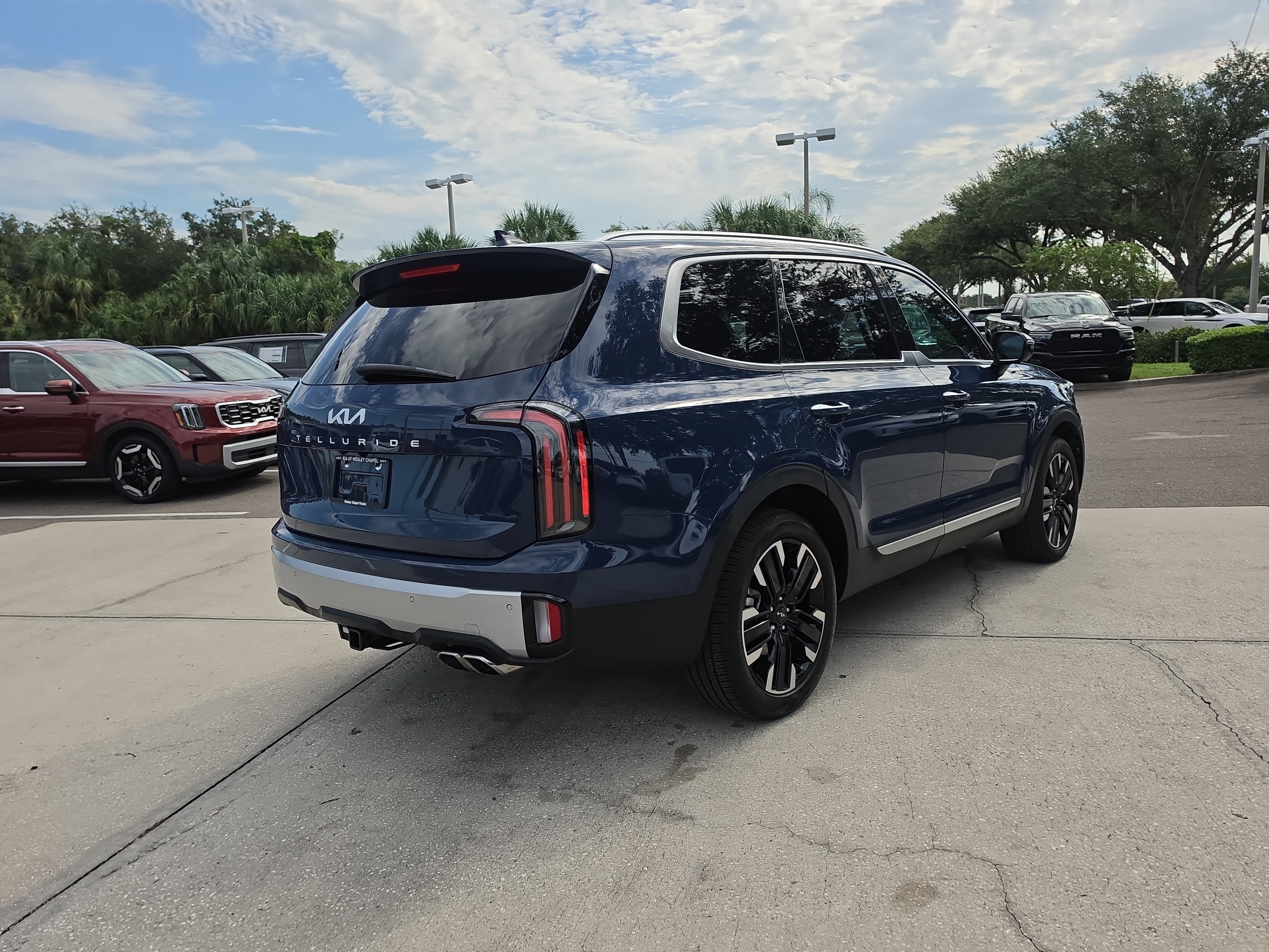 Used 2024 Kia Telluride SX w/ Towing Package FWD image 8