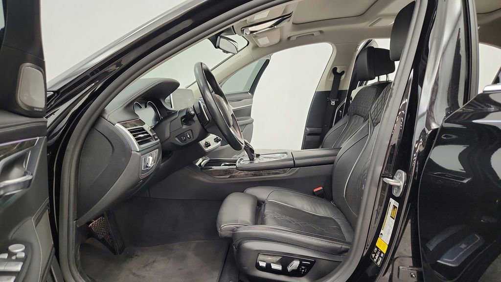 Used 2018 BMW 750i xDrive image 19