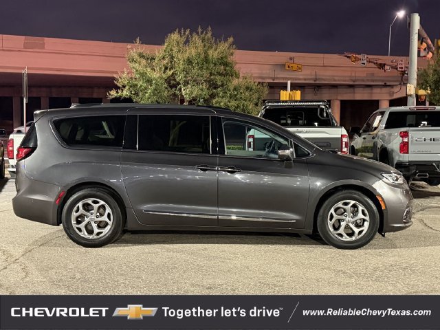 Used 2022 Chrysler Pacifica Limited FWD image 3