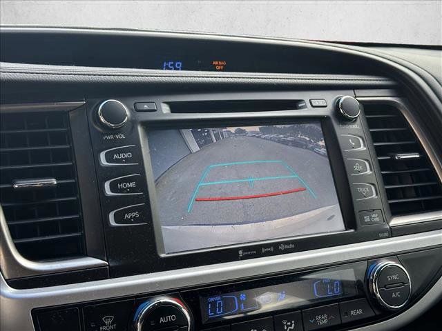 Used 2019 Toyota Highlander SE w/ Phone Cable & Charge Package image 14