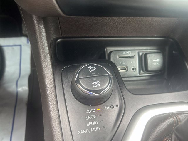 Used 2018 Jeep Cherokee Overland w/ Technology Group AWD/4WD image 29