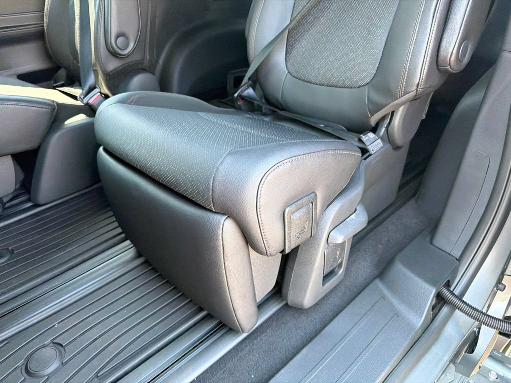 Used 2026 Toyota Sienna Limited FWD image 20