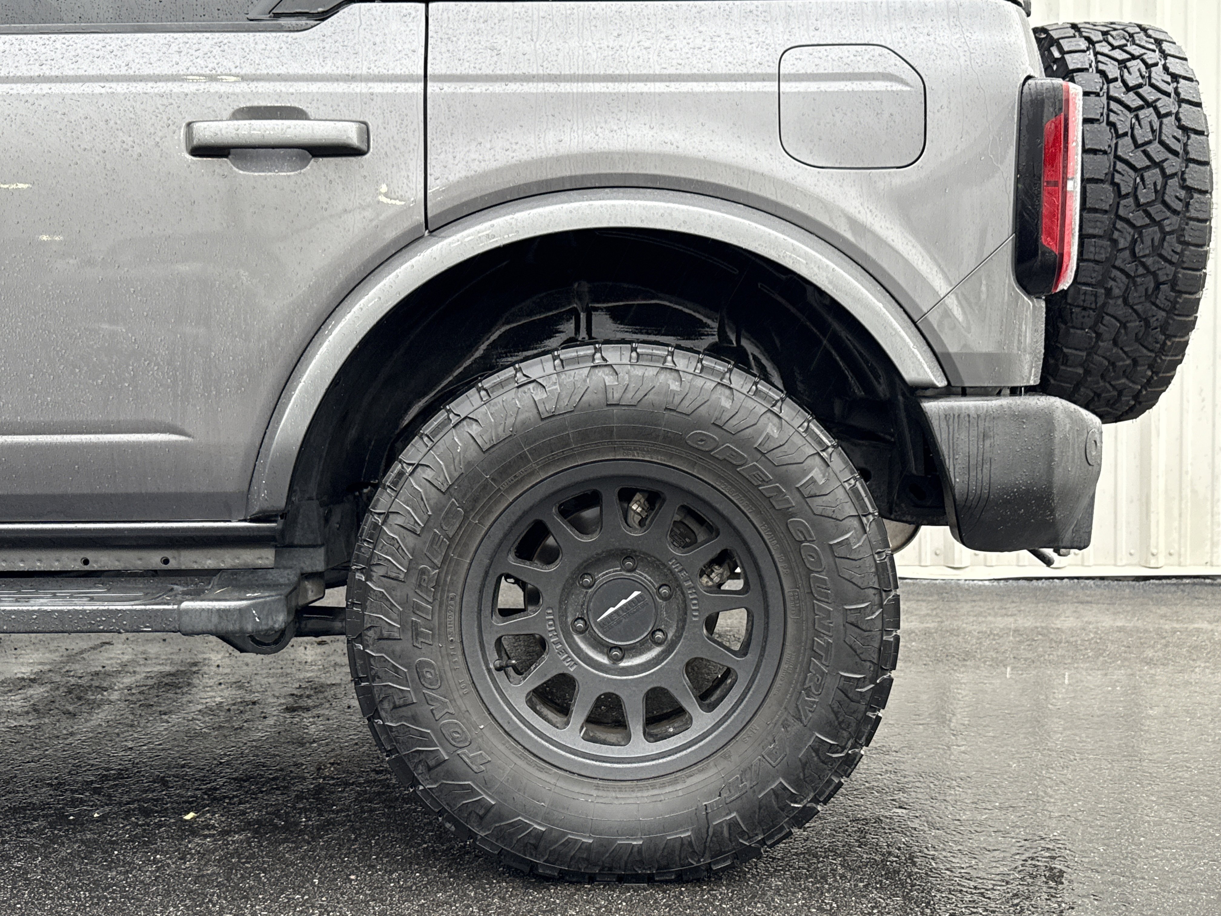 Used 2022 Ford Bronco Outer Banks image 2