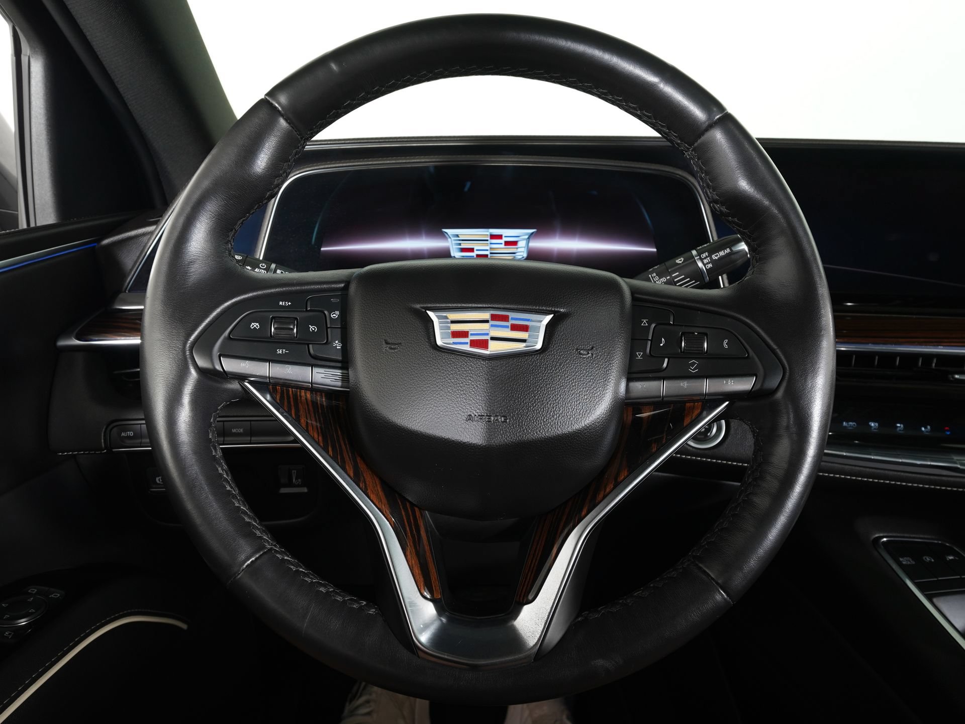 Used 2022 Cadillac Escalade Premium Luxury AWD/4WD image 16