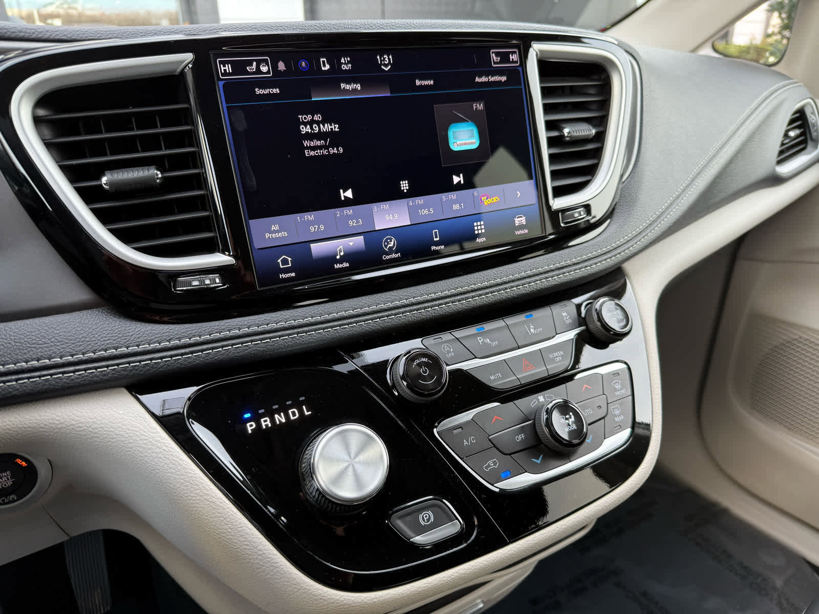 Used 2024 Chrysler Pacifica Touring-L image 17