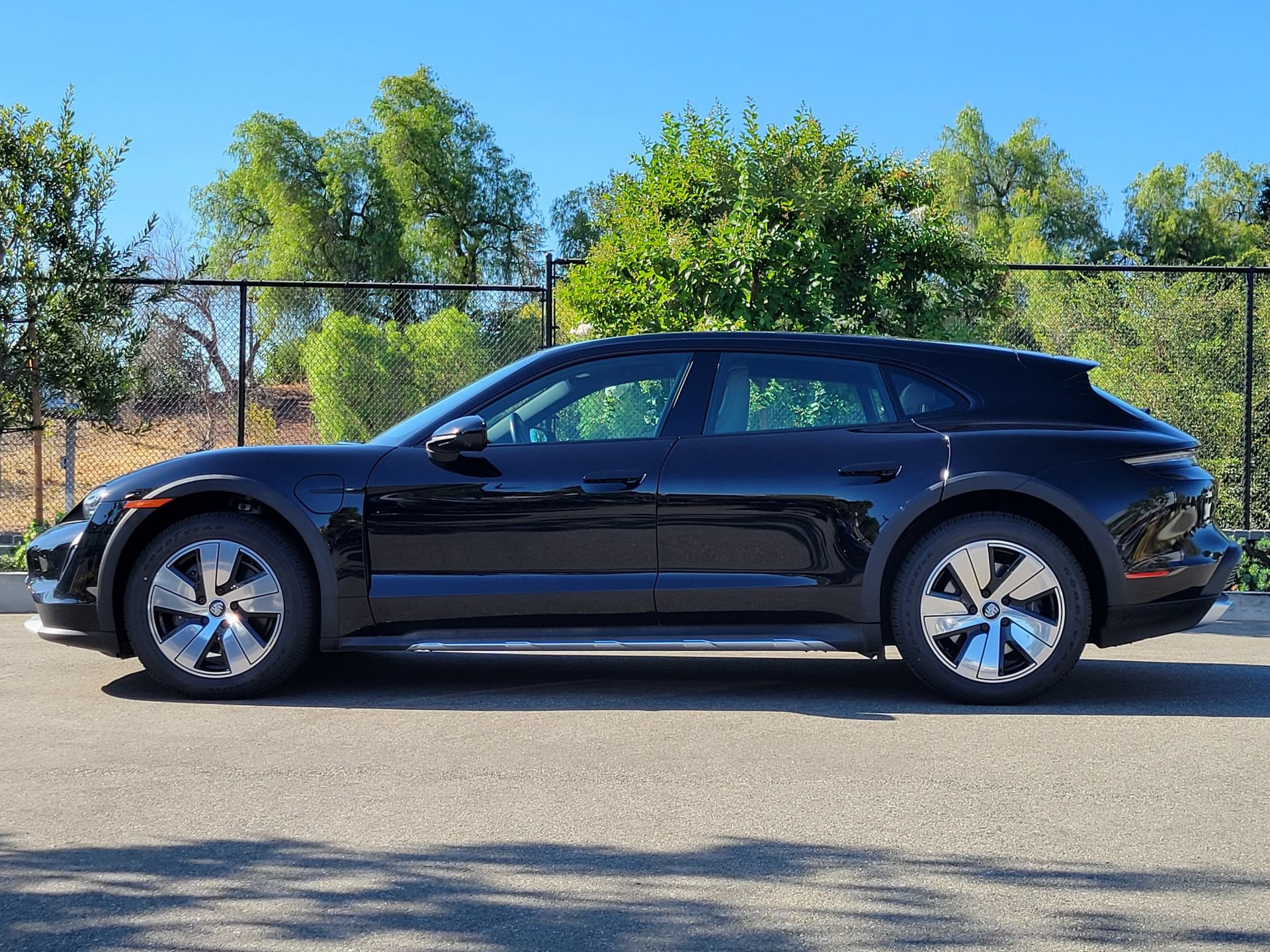 Certified 2022 Porsche Taycan 4 Cross Turismo AWD/4WD image 2