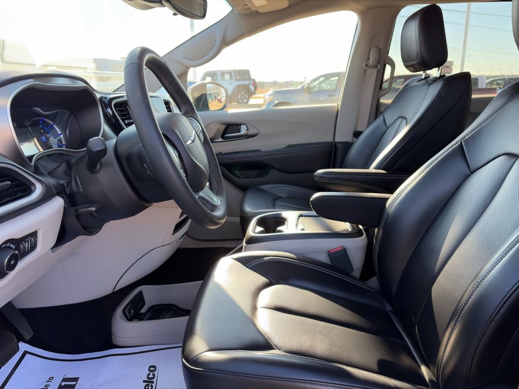 Used 2023 Chrysler Pacifica Touring-L image 14