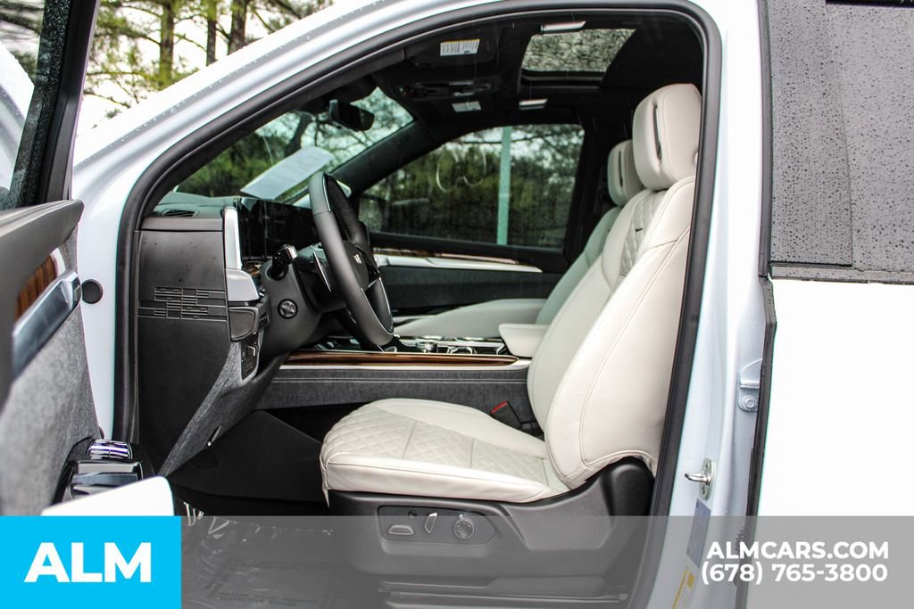 Used 2026 Cadillac Escalade ESV Platinum Sport image 17