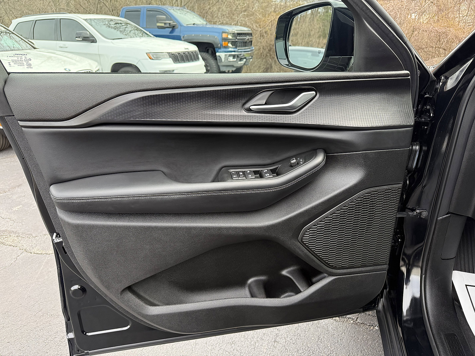 Used 2025 Jeep Grand Cherokee Altitude image 10