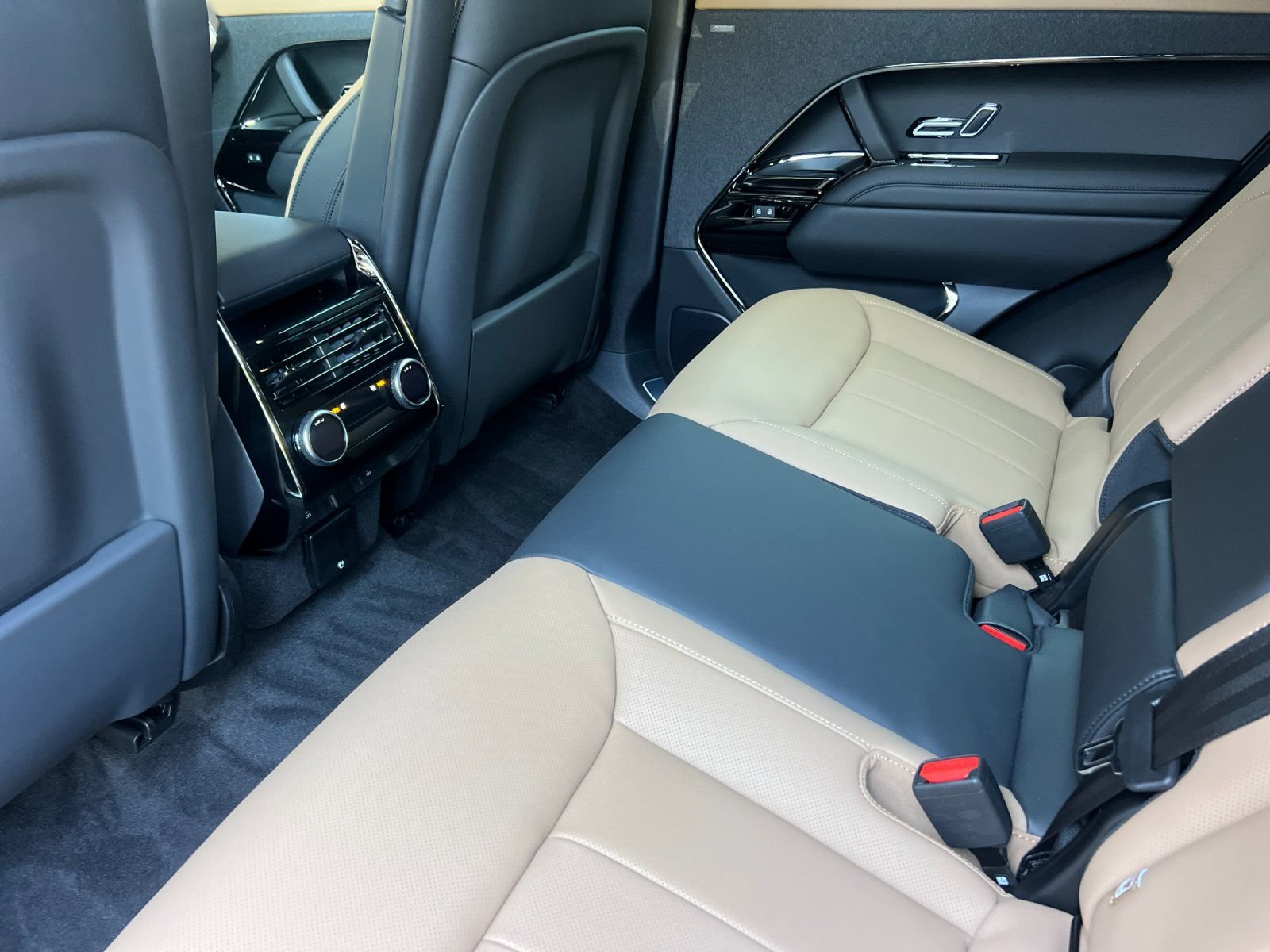 New 2026 Land Rover Range Rover Sport Dynamic SE AWD/4WD image 12