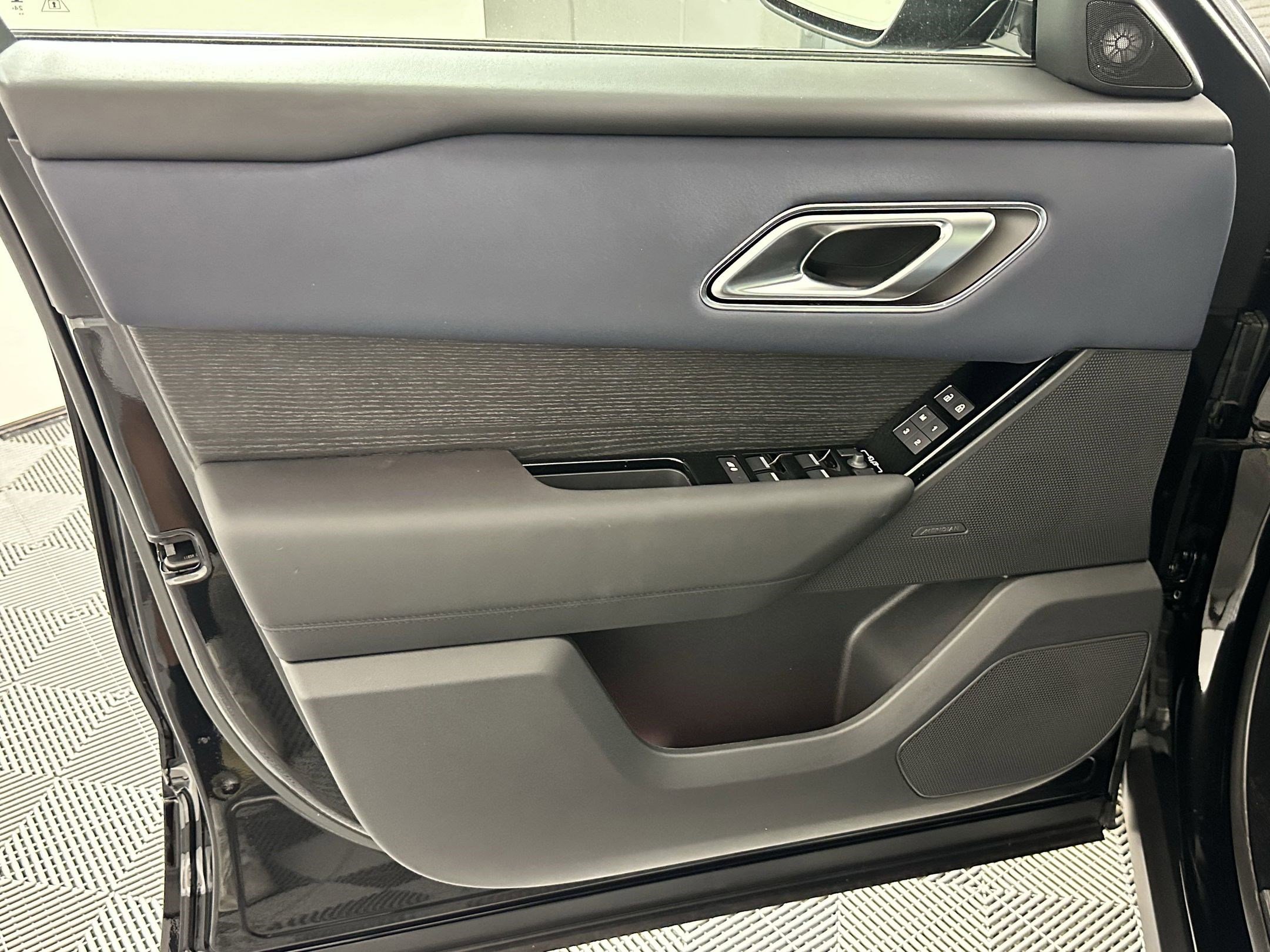 New 2026 Land Rover Range Rover Velar Dynamic SE image 10