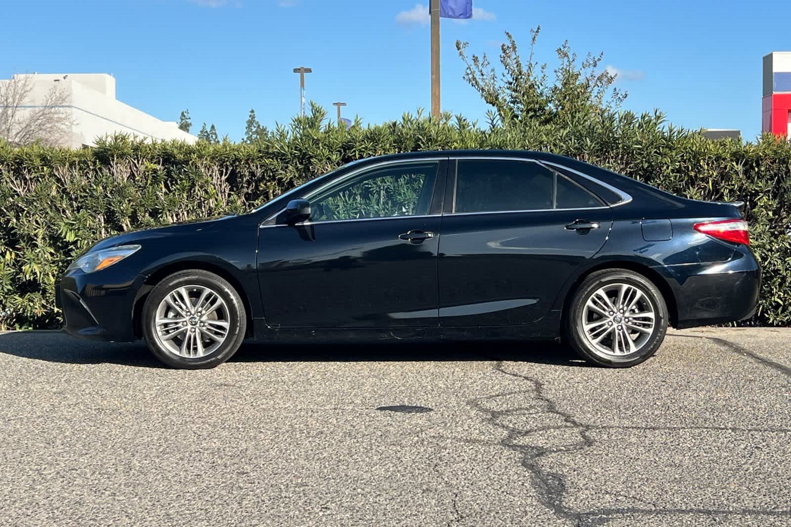 Used 2017 Toyota Camry SE image 5