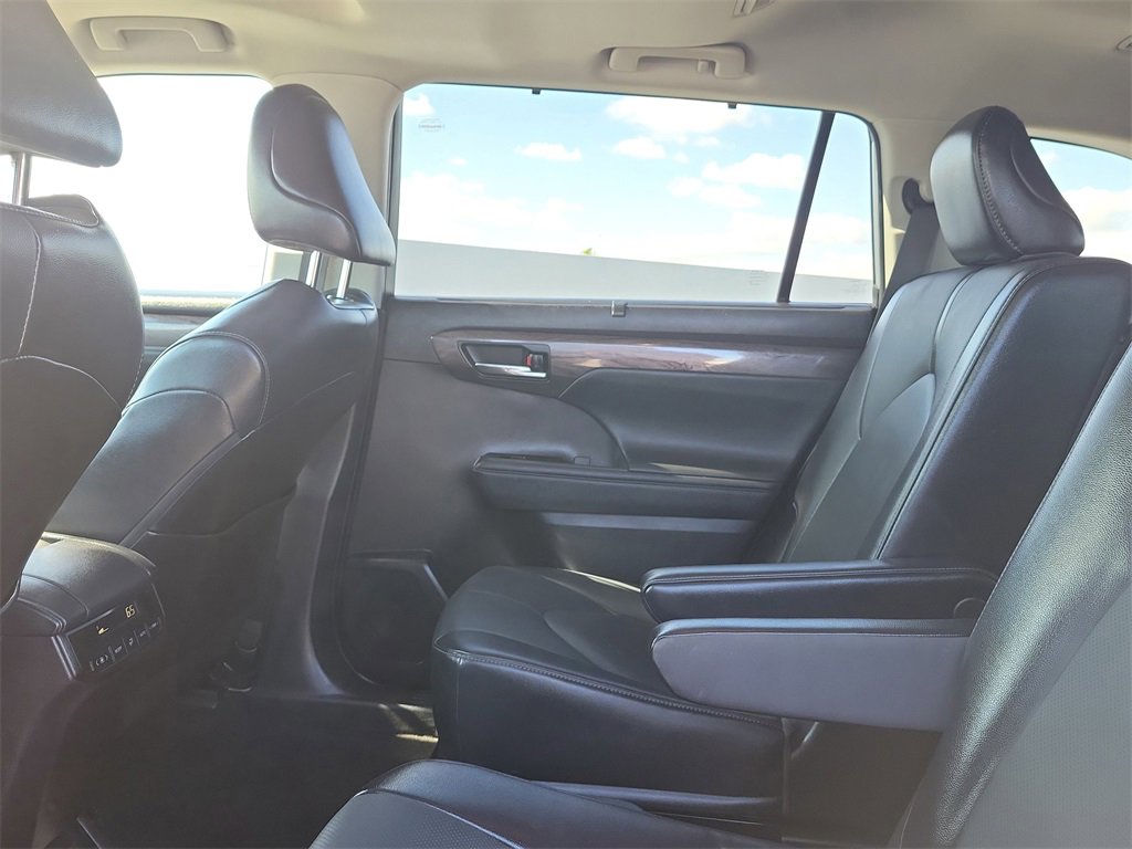 Used 2023 Toyota Highlander Limited image 14