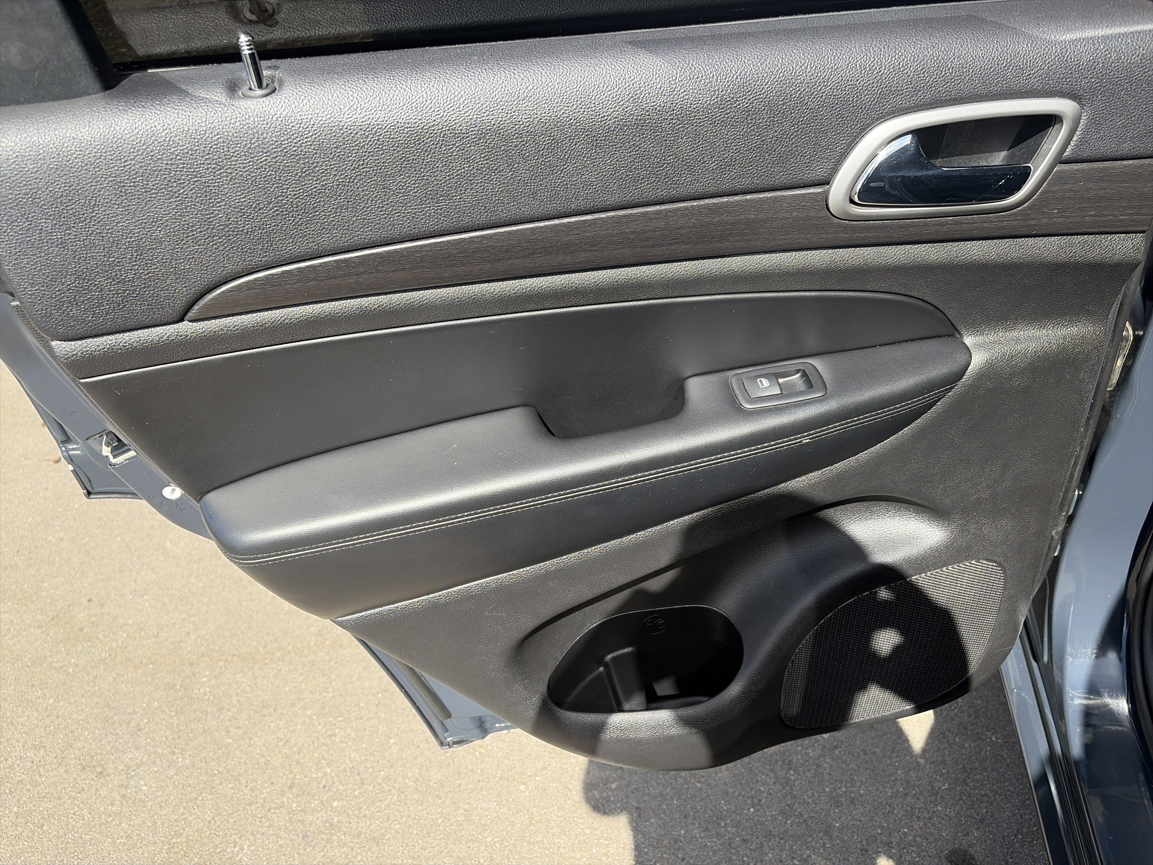Used 2018 Jeep Grand Cherokee Altitude AWD/4WD image 18